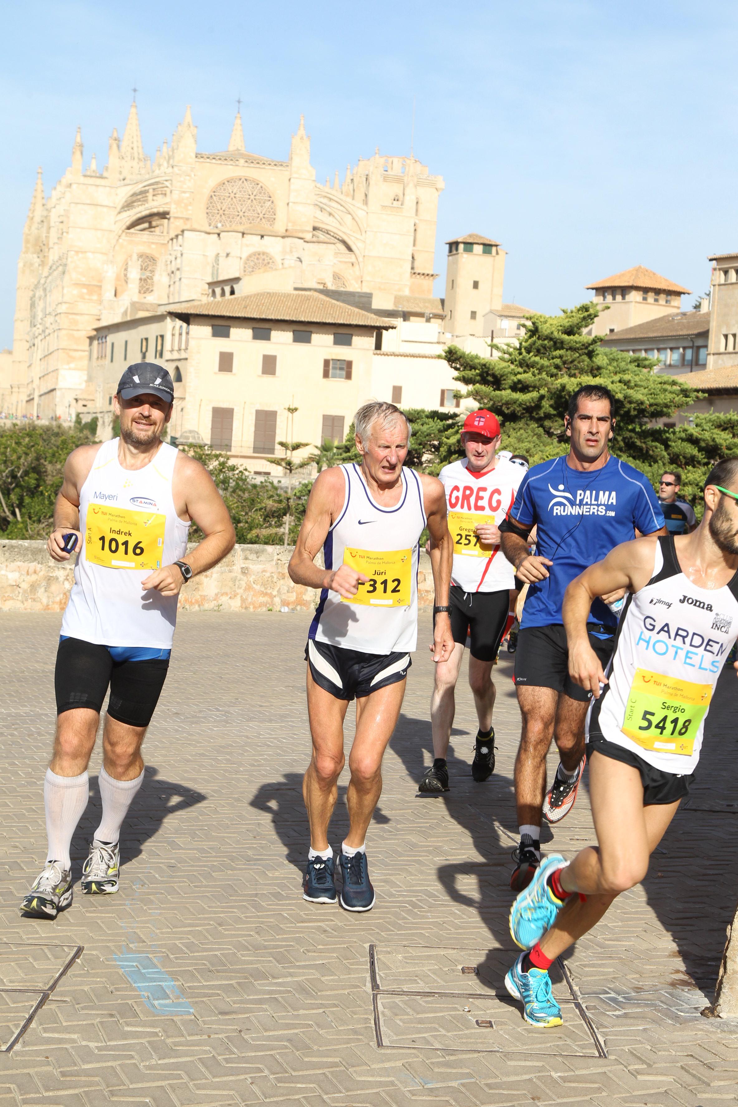 Jüri Leesmäe (vasakult teine) Palma de Mallorca maratonil 2014. aastal.